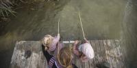 Børn fisker i Naturpark Åmosen