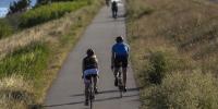 Cyklister ved diget i Naturpark Amager