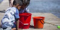 Børn studerer vandliv i Naturpark Lillebælt